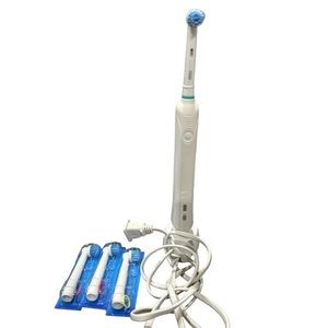 Oral-B Braun Electric Toothbrush with Battery Stand + 3 new replacement heads